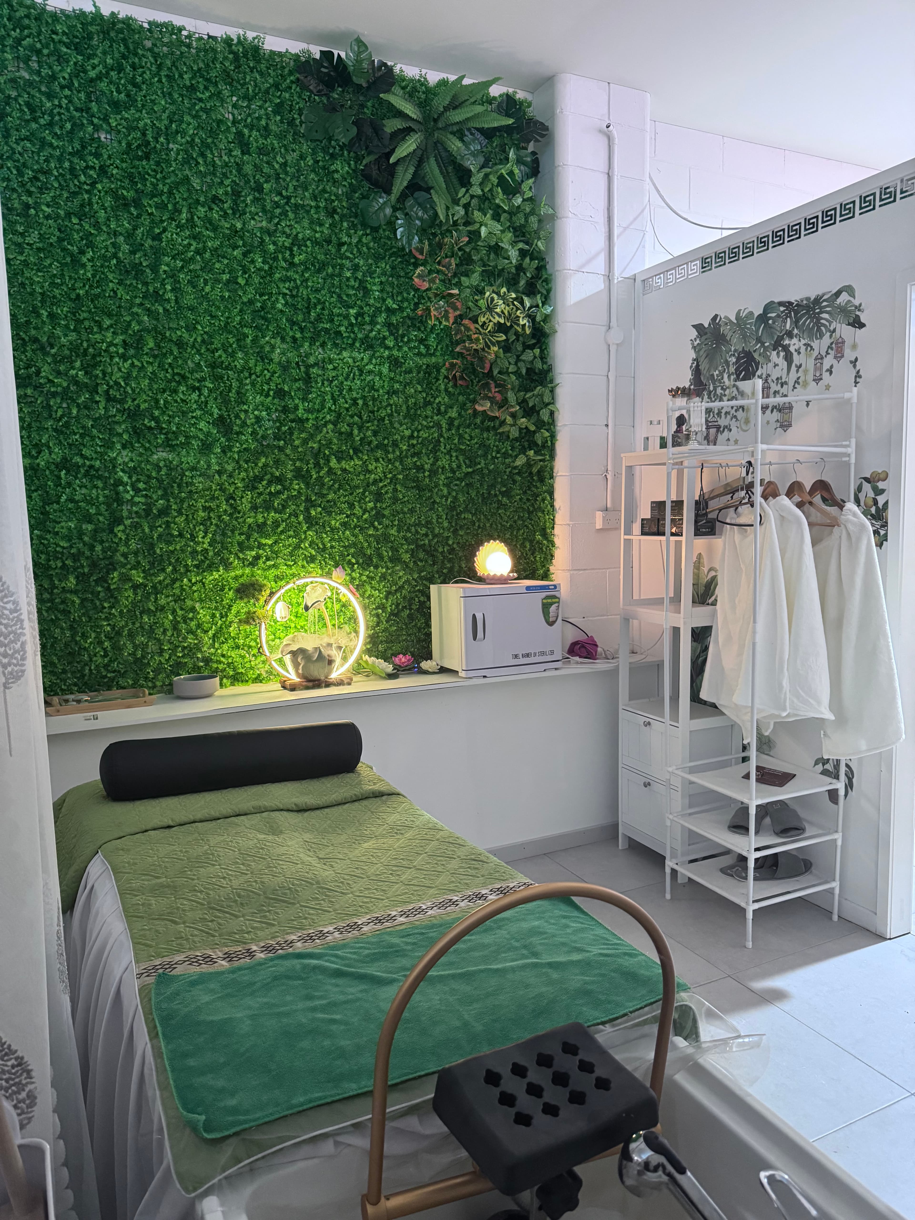 Beauty Room detail 2