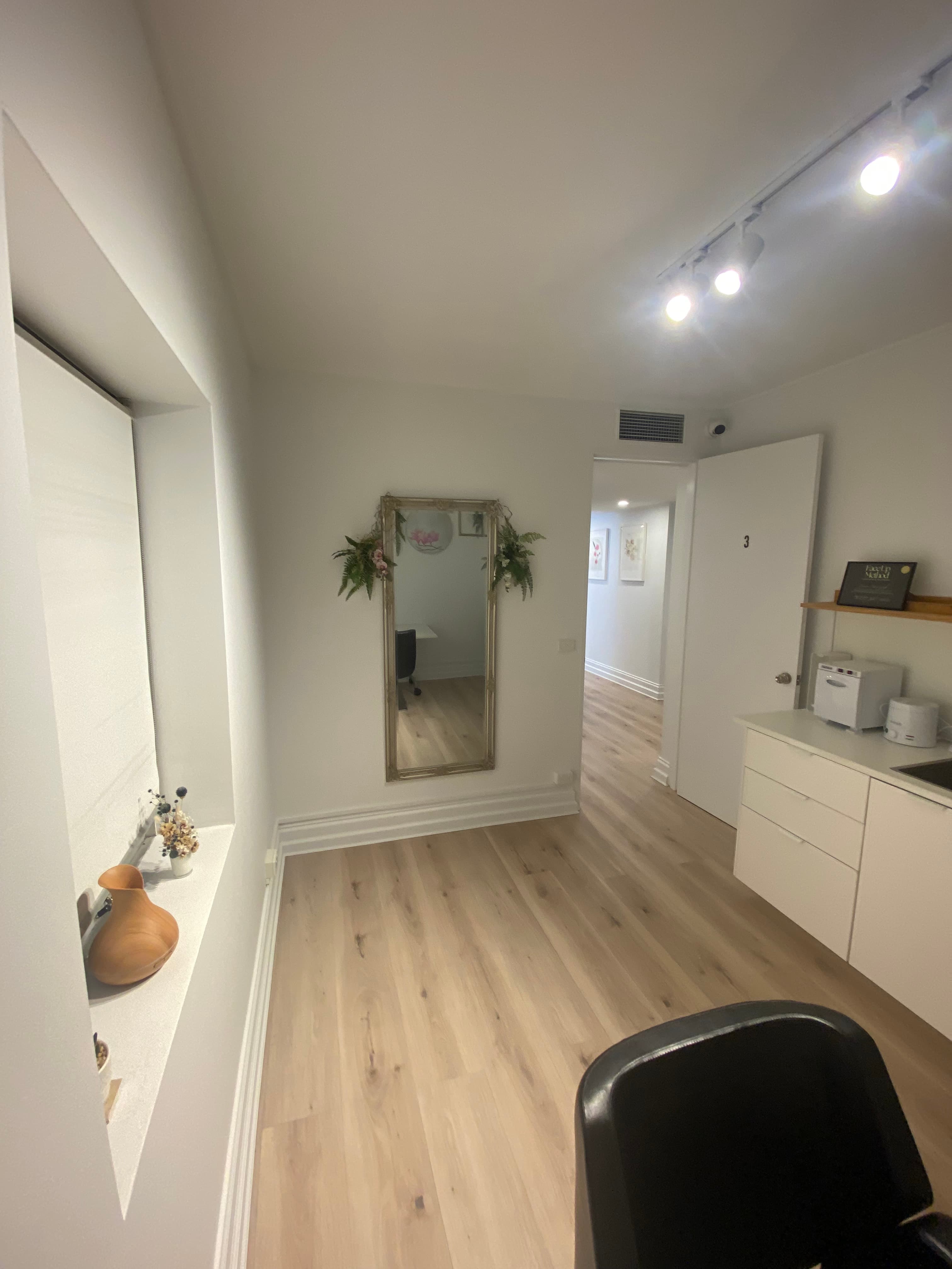 Beauty Room detail 2