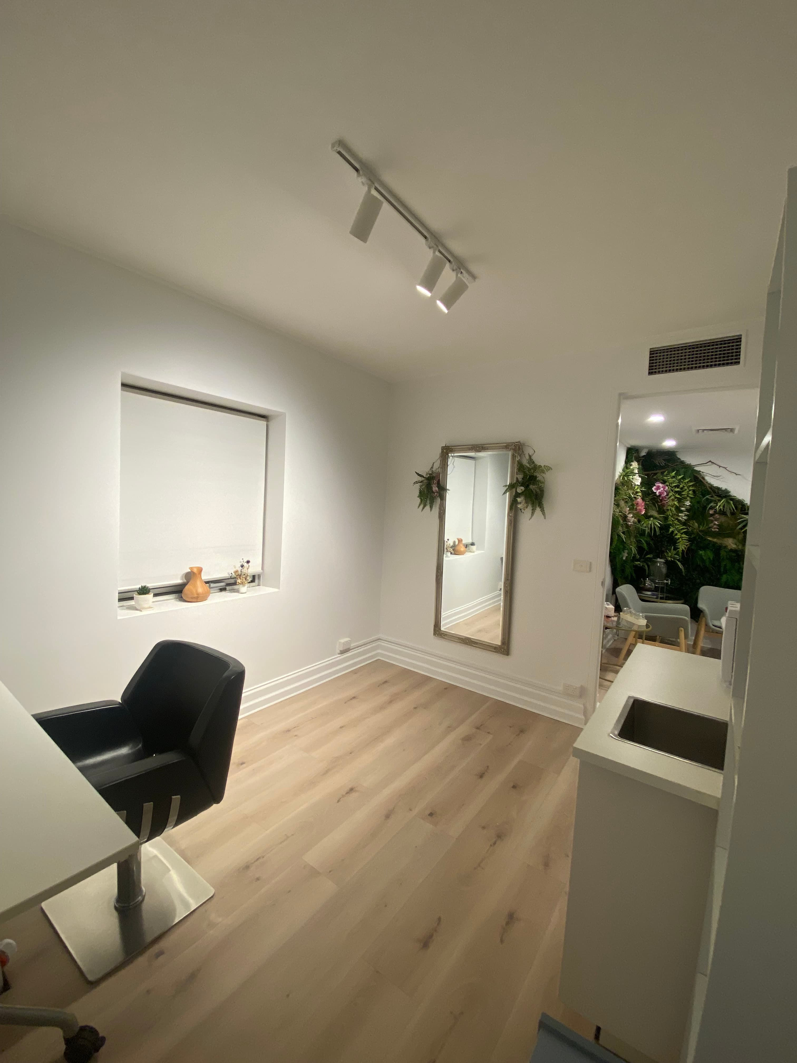 Beauty Room detail 3